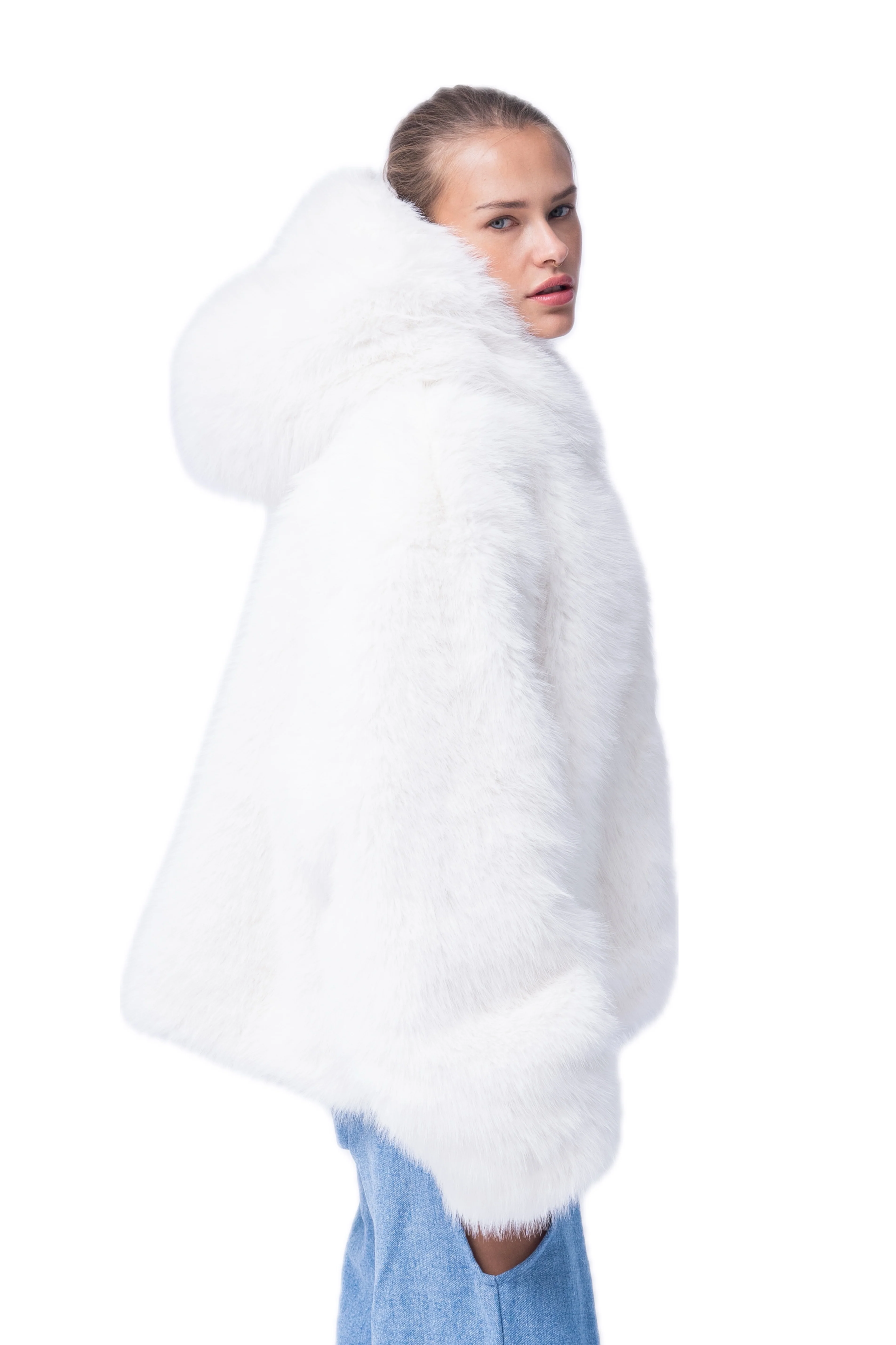 WHITE FAUX FUR COAT. - Image 6